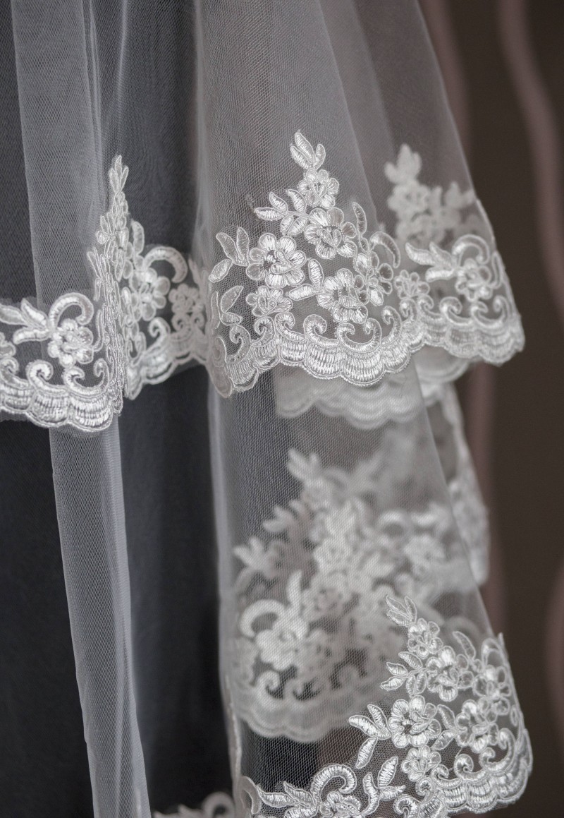 Cheap Short Two Layer Bridal Veils Fingertip Length Lace Applique Wedding Veil Ivory Or White Veil With Free Comb