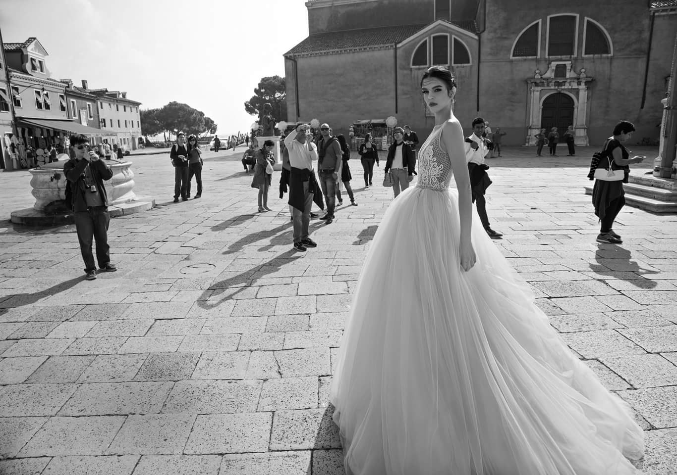 Inbal Dror Newest Wedding Dresses Sheer V Neck Lace Applique Bridal Gowns Backless Tulle Beach Wedding Dress