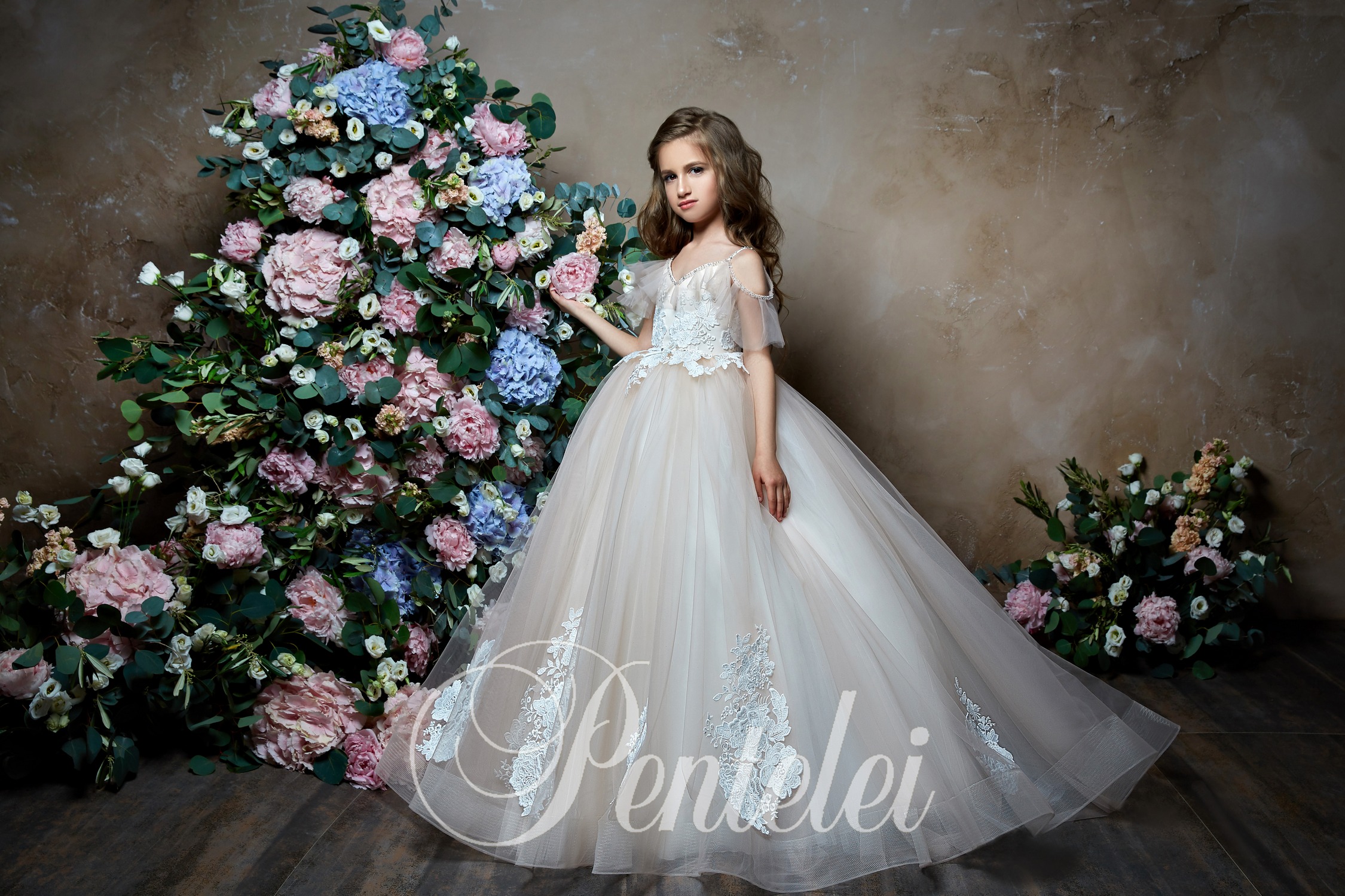 Pentelei 2019 Cute Flower Girl Dresses For Weddings Off The Shoulder Short Sleeve Lace Girls Pageant Dress Appliques Beaded Ball Gown