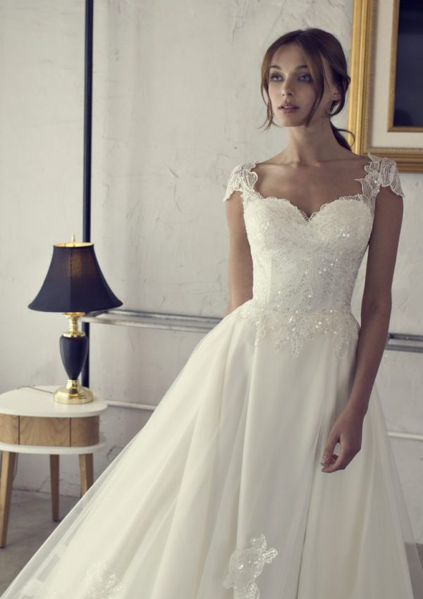 Riki Dalal 2018 Beach Wedding Dress With Lace Sequined Appliqued Cap Sleeve Floor Length Satin Bridal Dress Cheap Plus Size Wedding Gowns