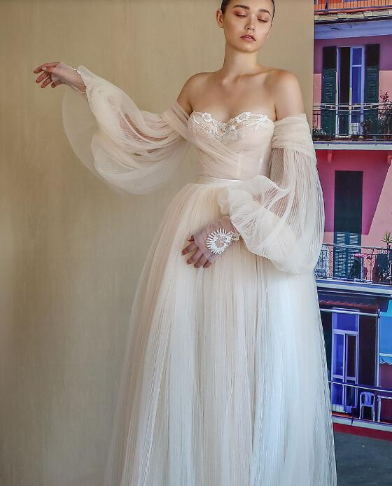 2019 Vintage Designer Wedding Dresses Off Shoulder Loose Long Sleeve Bridal Gowns With Lace Applique Beads Customized Wedding Dress