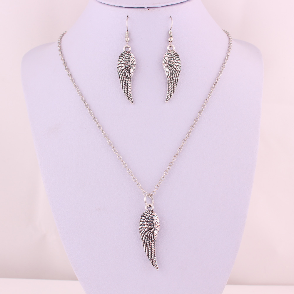 Hot Unique Jewelry Set Retro Silver Feather Wings Pendant Clavicle Short Special Necklace Earring Set Fashion Jewelry Friendship Gift
Hot Unique Jewelry Set Retro Silver Feather Wings Pendant Clavicle Short Special Necklace Earring Set Fashion Jewelry Friendship Gift