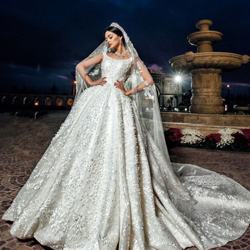 Glamorous Lace Ball Gown Wedding Dresses Elegant Scoop Neckline Sleeveless Lace-Up Birdal Dress 2018 Romantic Sweep Train Wedding Dresses