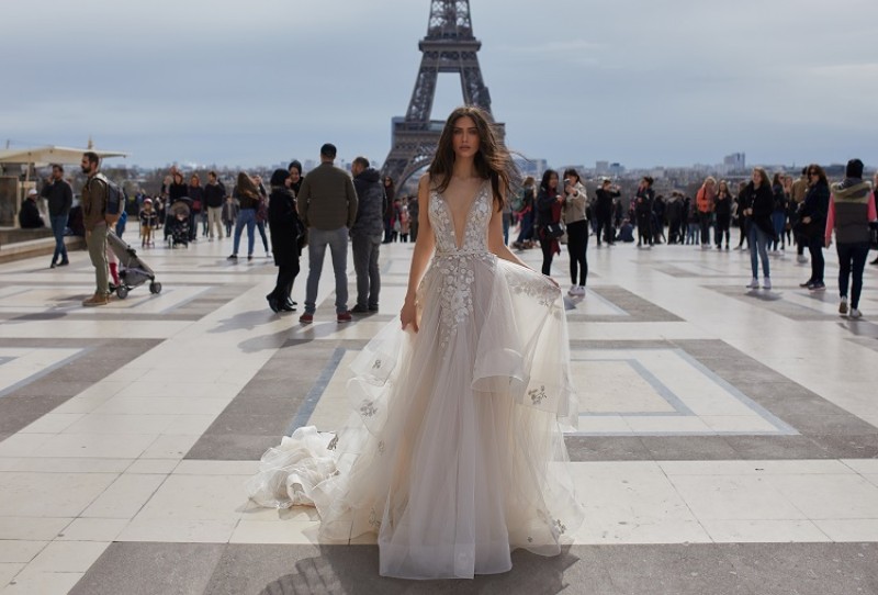 Julie Vino 2019 Tiered Skirts Beach Country Wedding Dresses Sexy Lace Appliqued Beaded Deep V Neck Backless Tulle Boho Bridal Gowns