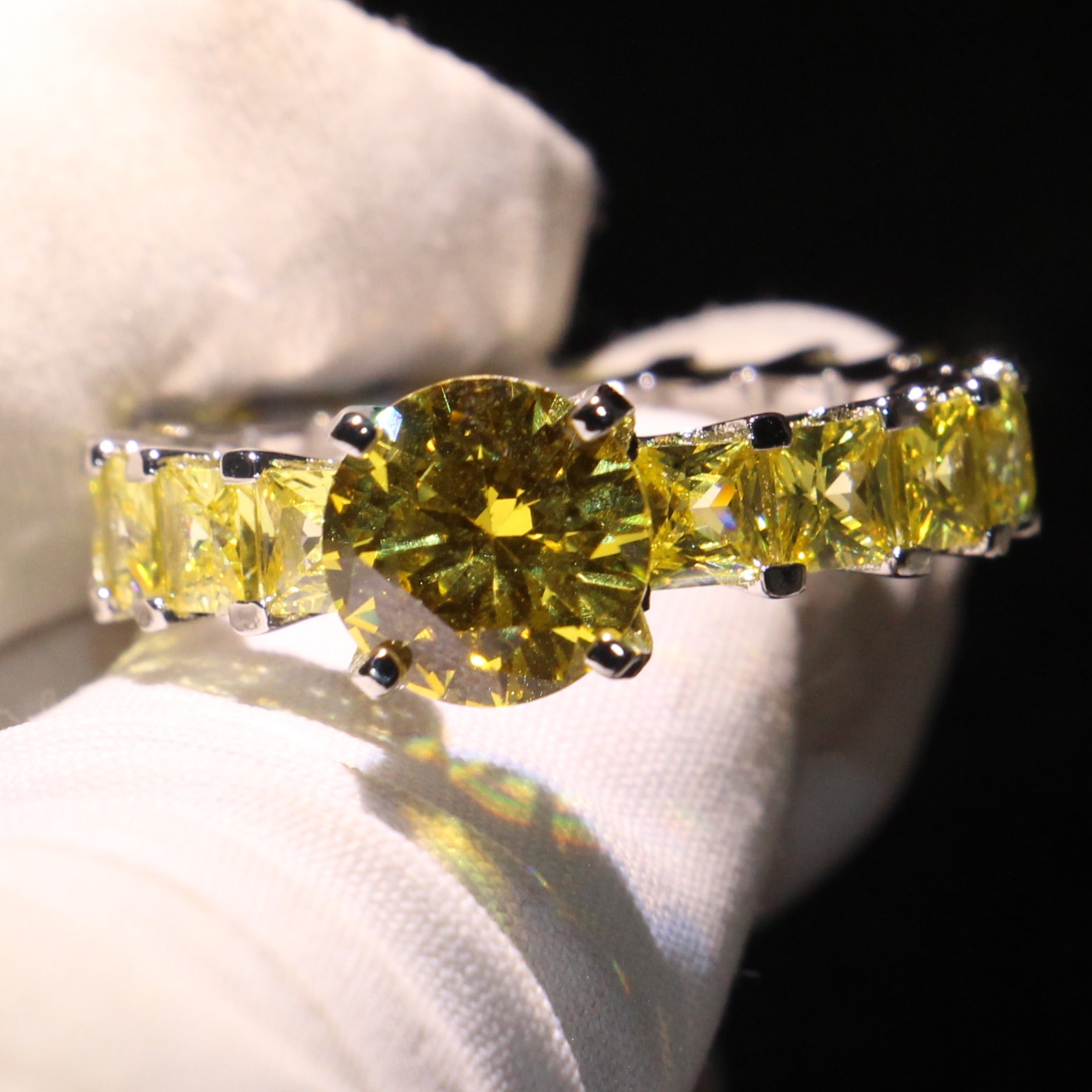 Sterg Sier Round Cut Topaz Zirconia Women's Wedding Band Ring