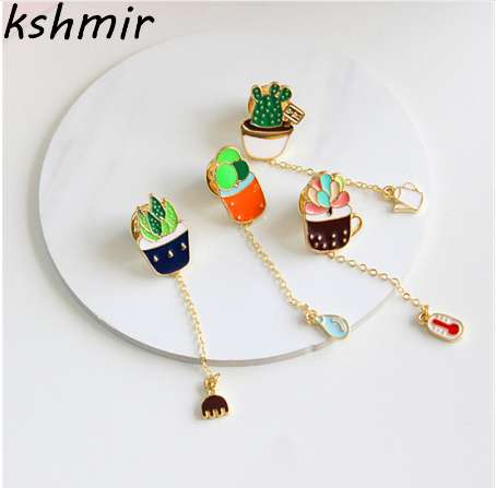 The new cosmic space whales cartoon badge xionghua metal alloy Clothing collar pin The astronaut drip brooch