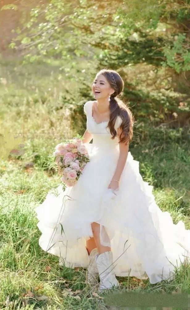 2018 Country Western A Line Wedding Dress V Neck Cap Sleeves Lace Applique Tiered Tulle Sweep Train Bridal Gowns Custom Made