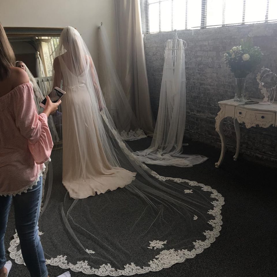 Real Image Veils Wedding Dresses Accessories Custom Made One Layer Tulle Bridal Veil with Comb Lace Appliques 3 Meters Long Veil