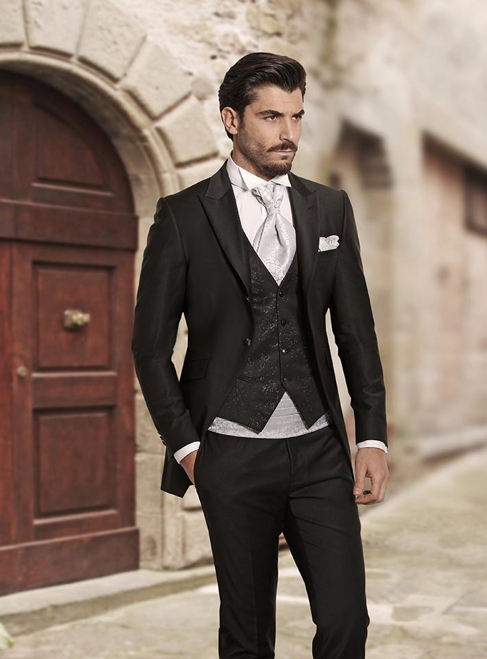 Three Pieces Mens Designer Suits Black Peaked Lapel Groom Tuxedos for Weddings Printed Best Man Suits Custom Made(Jacket+Vest+Pants)