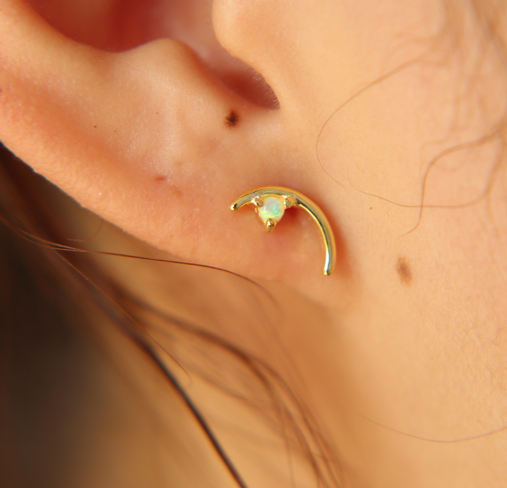 2018 minimal delicate dainty earring Tiny thin moon stud with 1 opal simple crescent moon cute lovely girl earring jewelry