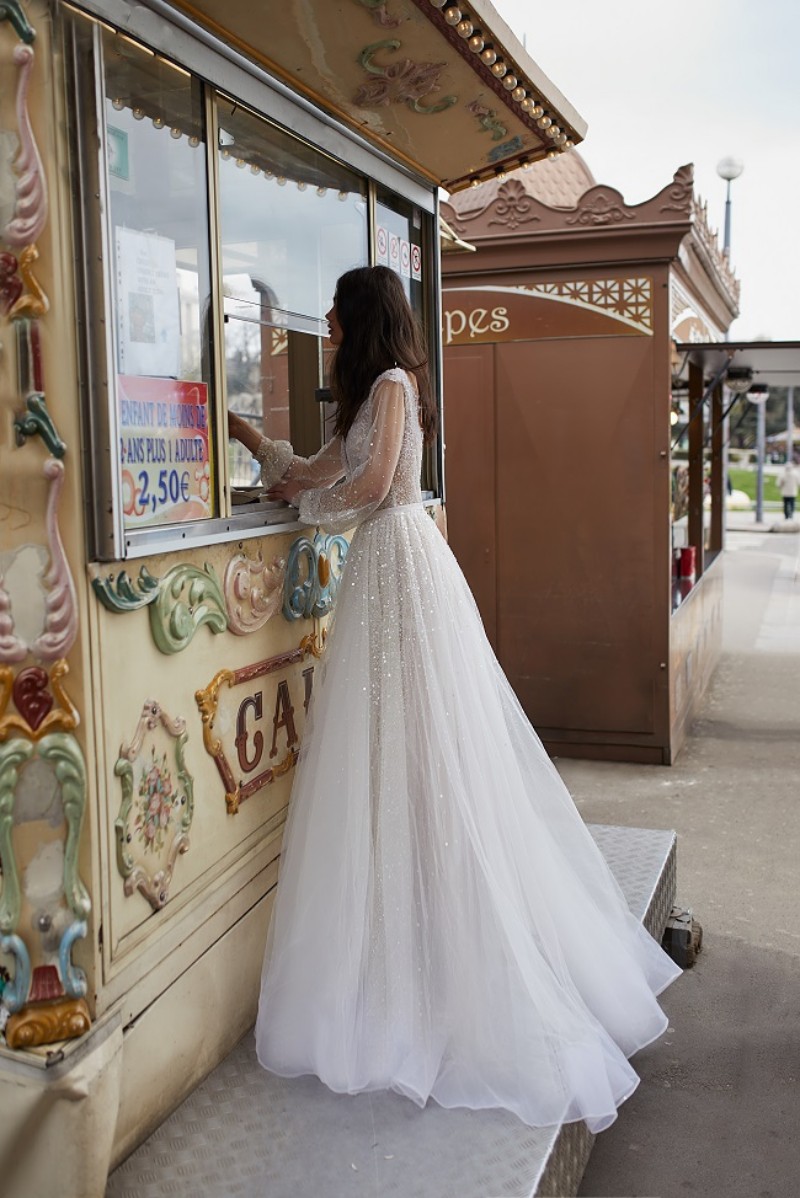 Julie Vino 2019 Long Sleeve Wedding Dresses Sexy Lace Beaded Deep V Neck Sequins A Line Boho Bridal Gowns