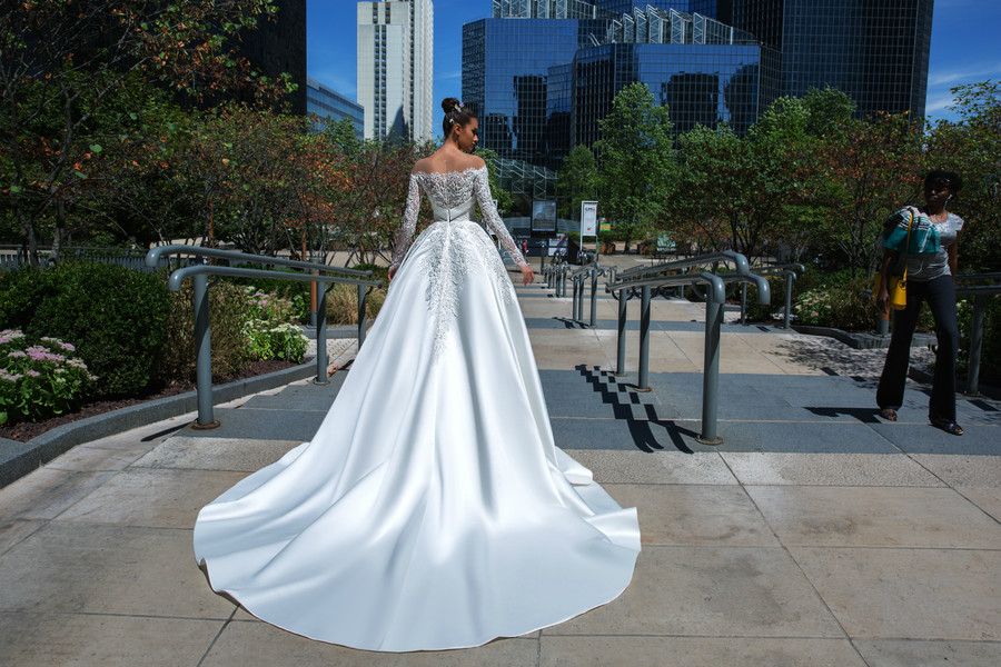 Crystal Design A e Country Wedding Dresses Lace Off The Shoulder Appliques Satin Long Sleeve Bridal Gowns Sweep Train Custom Made Dress