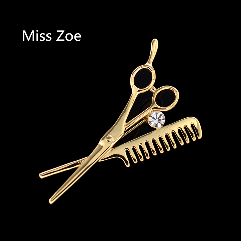 Miss Zoe Scissors Combs Brooch Fine Pin Buckle Collar Retro Vintage Badge Gold Silver Gift For Women and Men Wholesale
Miss Zoe Scissors Combs Brooch Fine Pin Buckle Collar Retro Vintage Badge Gold Silver Gift For Women and Men Wholesale