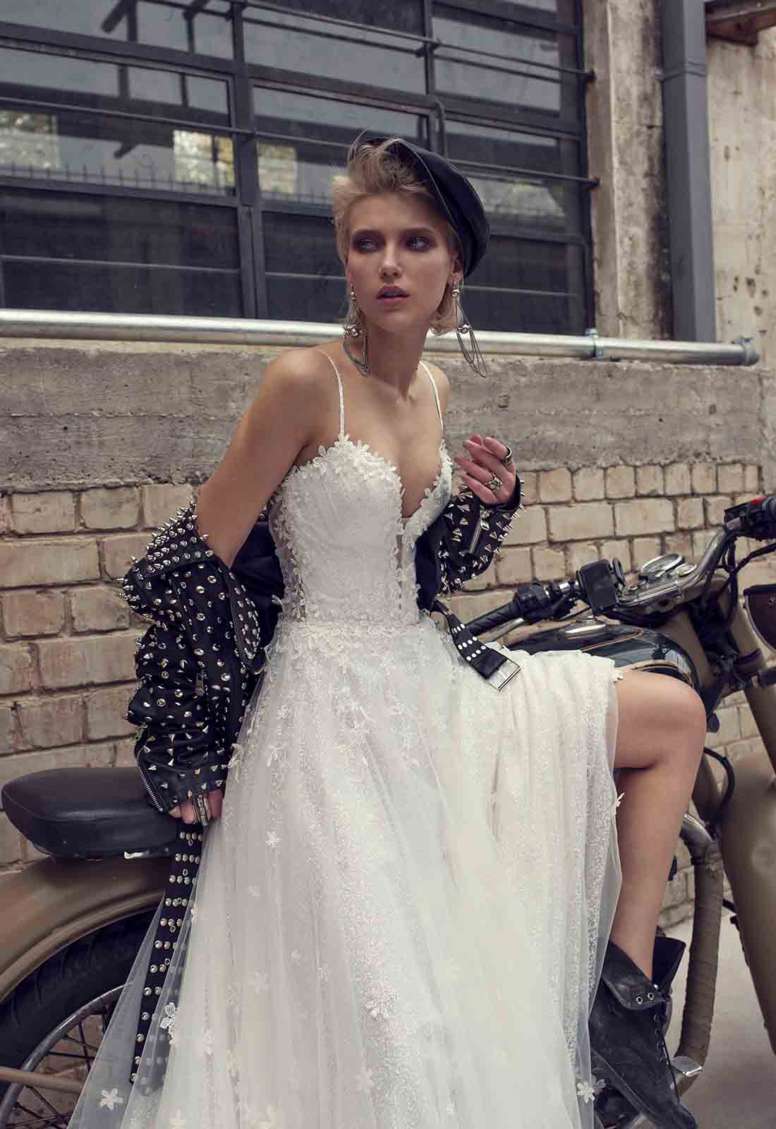 Pnina Tornai A Line Beach Wedding Dresses Spaghetti Lace Applique Backless Sweep Train Sexy Wedding Gowns Illusion Beaded Lace Bridal Dress