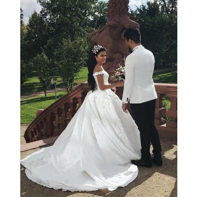 Elegant 2019 Satin A Line Wedding Dresses Off The Shoulder Lace Appliques Beach Bridal Dresses Dubai Saudi Arabic Plus Size Wedding Dress