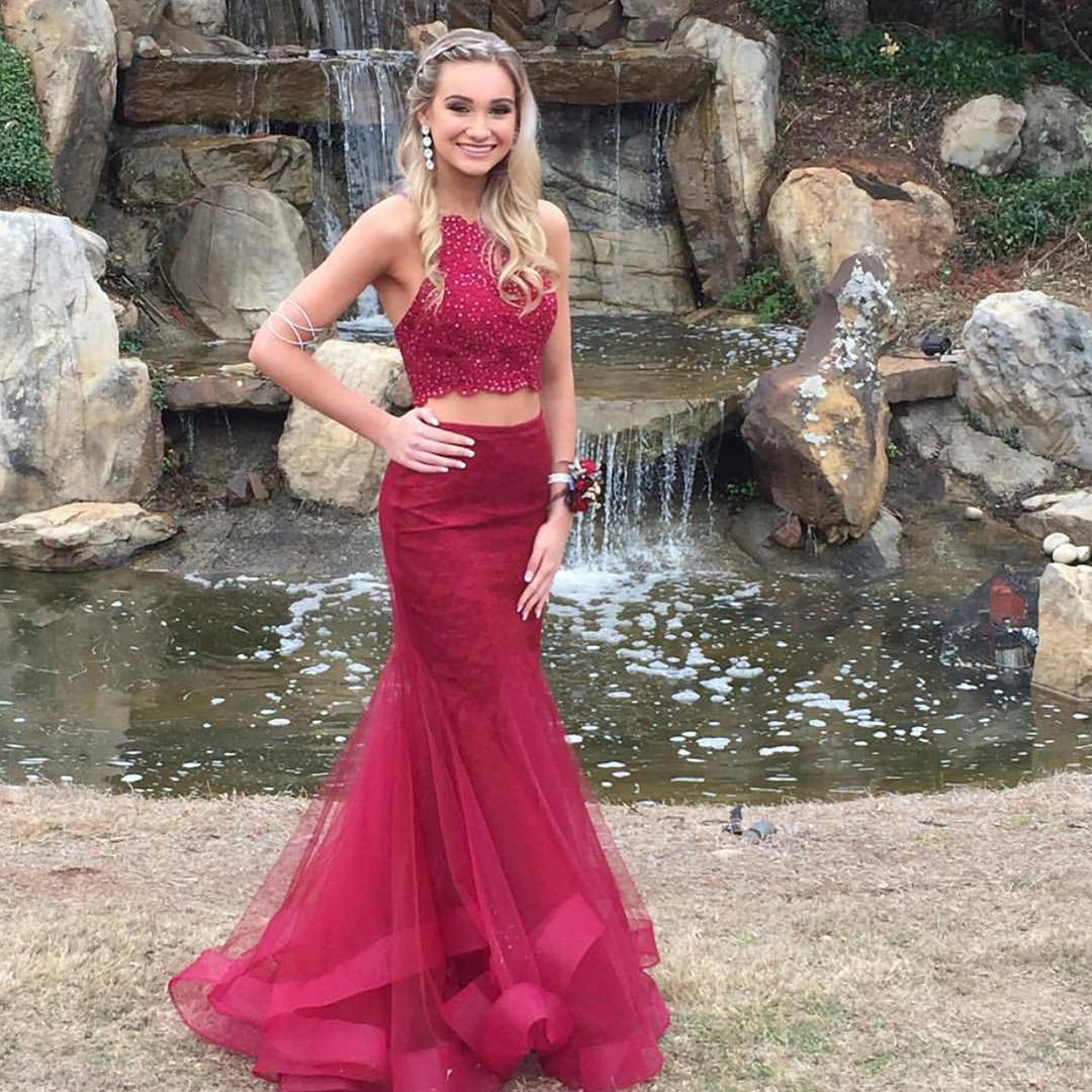 Burgundy Lace Prom Dresses Long O-Neck Sparkle Beaded Two Piece Prom Gowns Ruffles Skirt Backless Evening Party Dresses, Black
Burgundy Lace Prom Dresses Long O-Neck Sparkle Beaded Two Piece Prom Gowns Ruffles Skirt Backless Evening Party Dresses, Black
