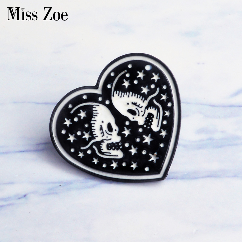 Miss Zoe Hartvormige Schedels sterren Emaille pins Badge Punk dark broche Revers pin Gothic Sieraden Halloween Geschenken Broches voor Vrouw
Miss Zoe Hartvormige Schedels sterren Emaille pins Badge Punk dark broche Revers pin Gothic Sieraden Halloween Geschenken Broches voor Vrouw