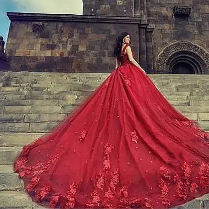 Fascinating Arabic Dubai Wedding Gown Beaded Lace Applique Hand Made Flowers Bridal Dress Glamorous Red Tulle Chapel Train Wedding Dresses