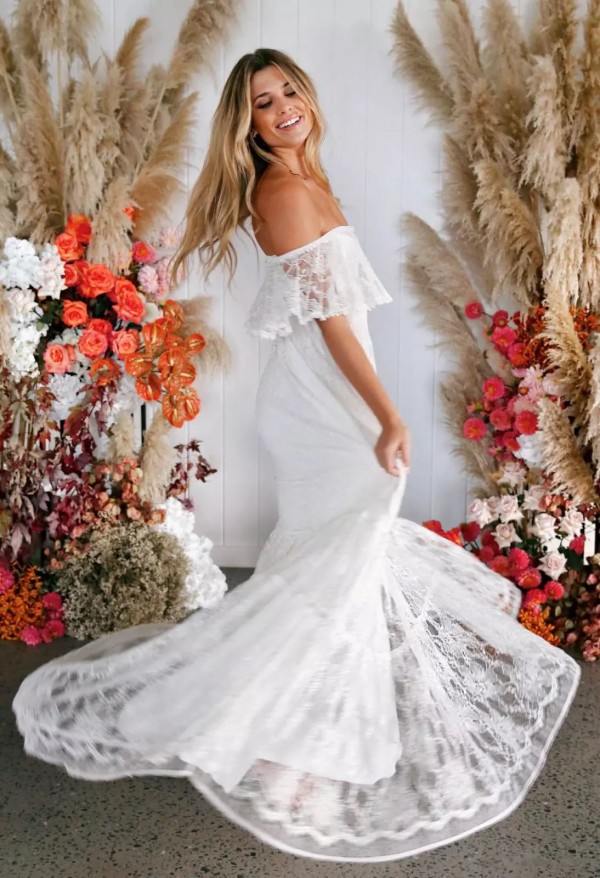 Vintage 1970s Bohemian Wedding Dresses Flounce Off Shoulder Neckline A Line Court Train Ivory Lace Beach Boho Bridal Gowns