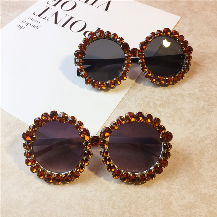 Unique Luxury Ladies Fashion Sunglasses Retro Round Crystal Hydraulic Drill Oversized Women Handmade Sun Glasses T-Show Beach Vocation
Unique Luxury Ladies Fashion Sunglasses Retro Round Crystal Hydraulic Drill Oversized Women Handmade Sun Glasses T-Show Beach Vocation
