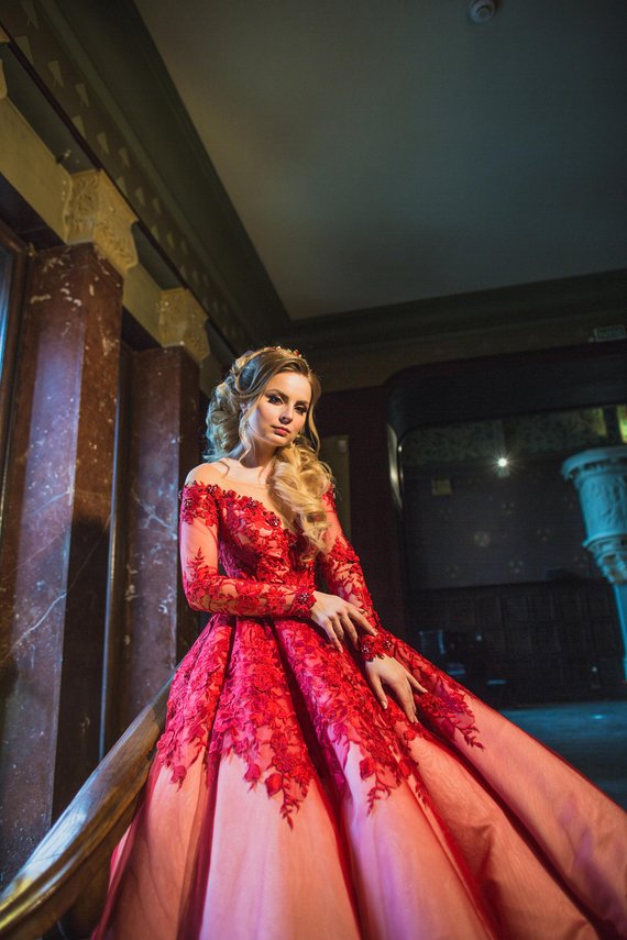 Princess Red Dresses Nude Jewel Neck Lace Appliques Beaded Crystal Court Train Long Sleeve Bridal Gowns Satin Wedding Dress