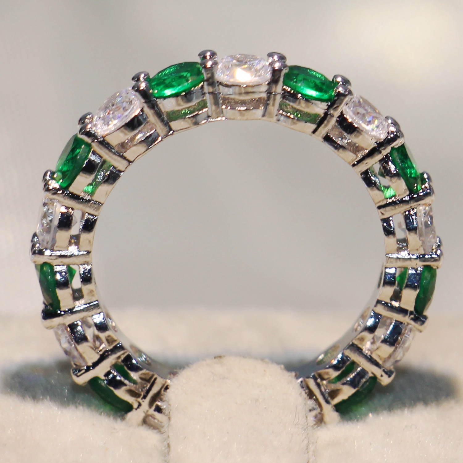 2025 Hot Sparkling Brand New Luxury Jewelry 925 Sterling Silver Round Cut Emerald Zirconia Popular Women Designer Wedding Band Circle Ring Gift CZ