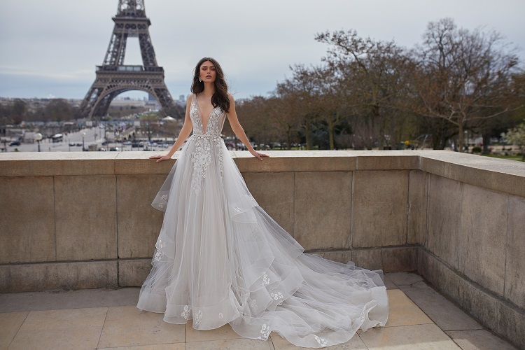 2019 Julie Vino Beach Wedding Dresses Deep V Neck Sweep Train Lace Boho Bridal Dress Applique Backless Tiered Tulle Bohemian Wedding Gown