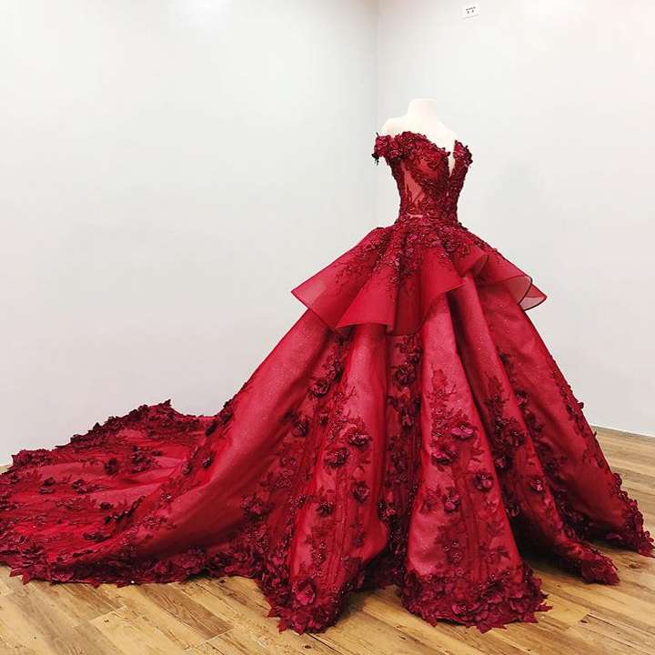 Red Ball Gown Wedding Dresses Luxury Off The Shoulder Lace Beads Ruffles Sweep Train Bridal Gowns Plus Size Robe De Mariée