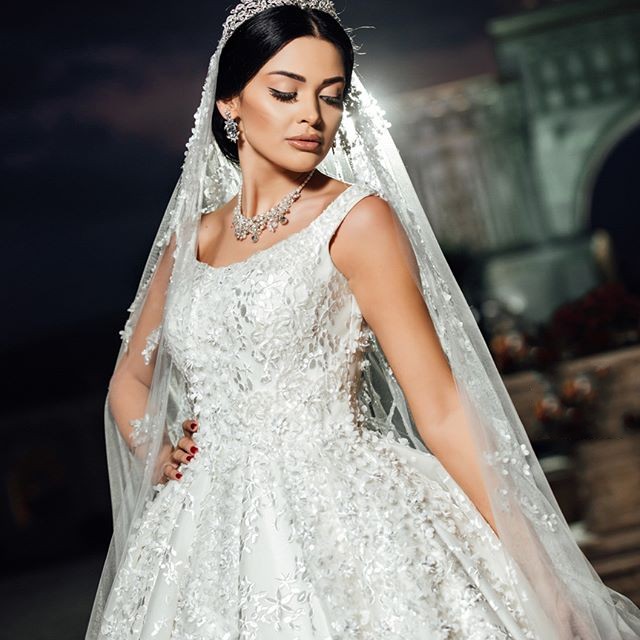 Glamorous Lace Ball Gown Wedding Dresses Elegant Scoop Neckline Sleeveless Lace-Up Birdal Dress 2018 Romantic Sweep Train Wedding Dresses