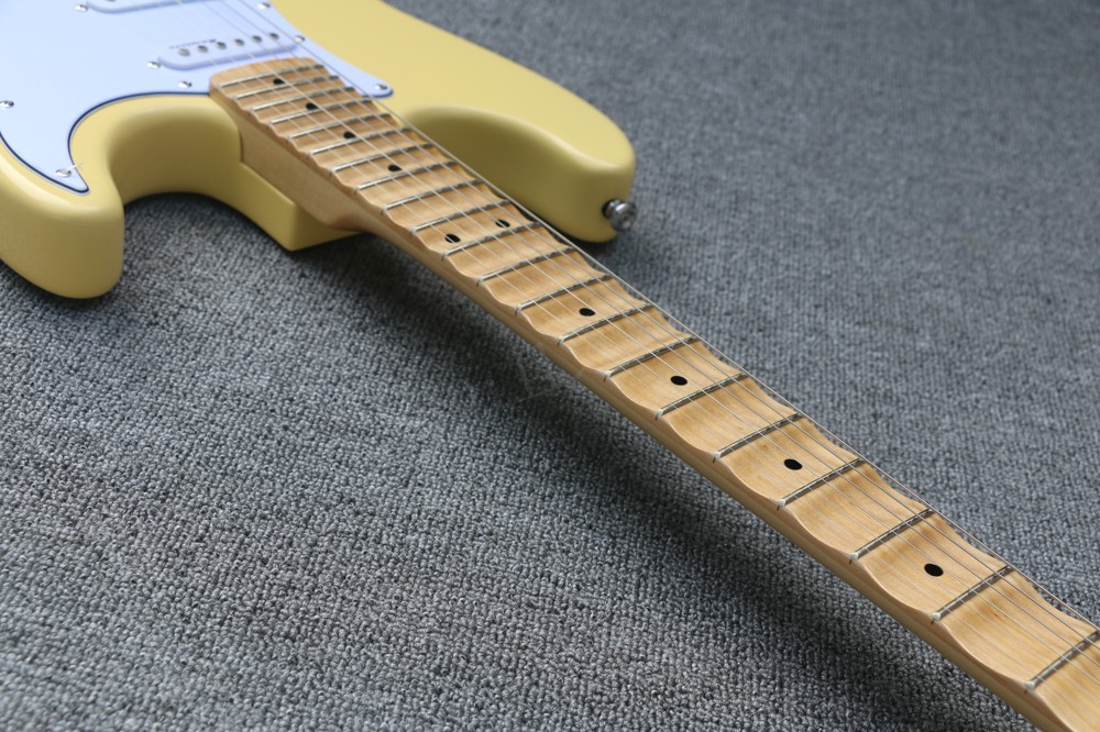 HOT ! electric guitar cream Yngwie Malmsteen Scalloped maple fretboard Big Head 6 string electric guitar in stock
HOT ! electric guitar cream Yngwie Malmsteen Scalloped maple fretboard Big Head 6 string electric guitar in stock