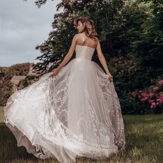 2019 A Line Bohemian Wedding Dresses Strapless Lace 3D Floral Appliques Beads Beach Wedding Dress Floor Length Cheap Bridal Gowns Boho