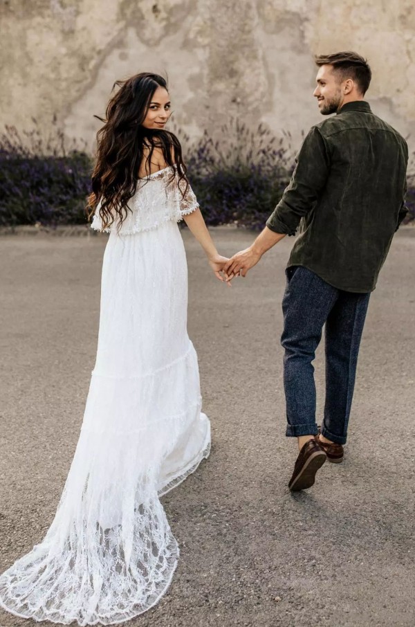 Vintage 1970s Bohemian Wedding Dresses Flounce Off Shoulder Neckline A Line Court Train Ivory Lace Beach Boho Bridal Gowns