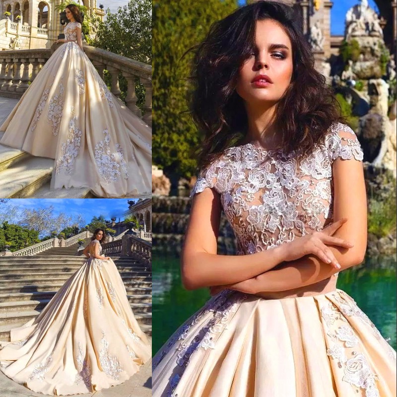 Elegant Champagne Princess Wedding Gown Lace Appliuqed Jewel Neck Short Sleeve Bridal Dresses Glamorous Arabia Plus Size Tulle Wedding Dress