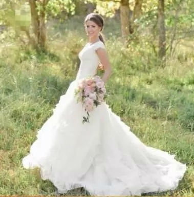 2018 Country Western A Line Wedding Dress V Neck Cap Sleeves Lace Applique Tiered Tulle Sweep Train Bridal Gowns Custom Made