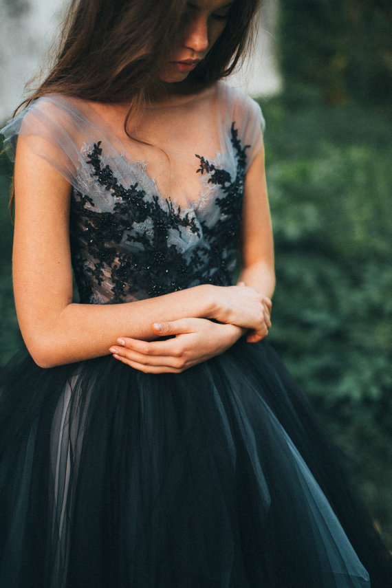 Black Gothic Wedding Dresses A Line V Neck Lace Appliques Beaded Sweep Train Backless Country Bridal Gowns Plus Size Wedding Dress