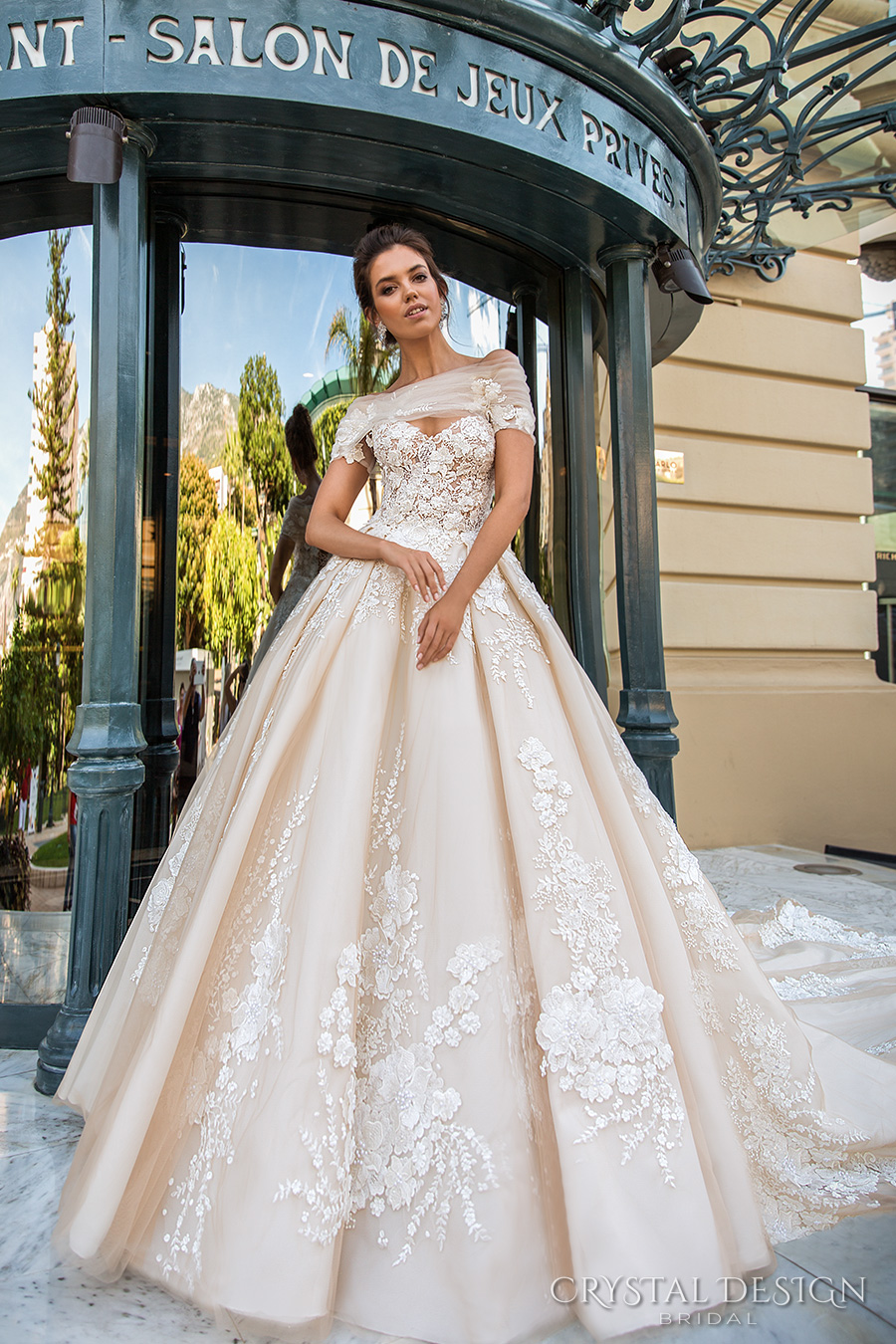 Crystals Design Gorgeous Wedding Dresses New A-Line Ruffles Sweetheart Lace Applique Gown Chapel Train Beautiful Bridal Dress