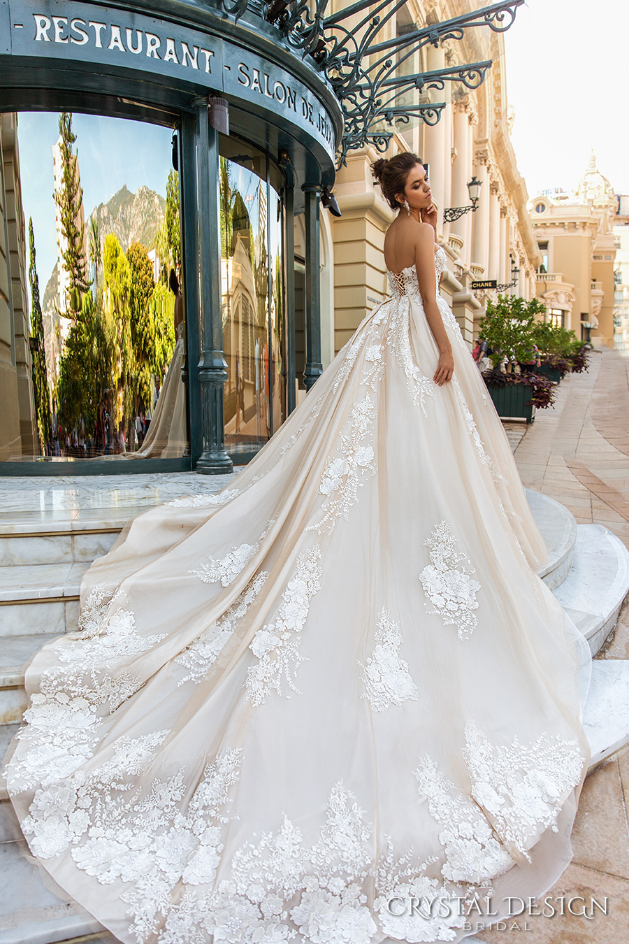 Crystals Design Gorgeous Wedding Dresses New A-Line Ruffles Sweetheart Lace Applique Gown Chapel Train Beautiful Bridal Dress