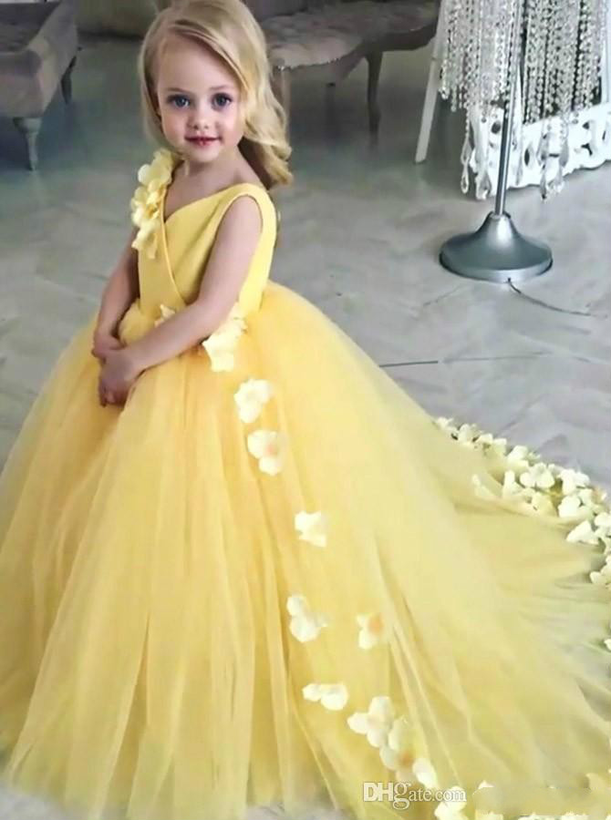 Yellow Flower Girls Dresses For Weddings V Neck Satin Tulle Petals Sweep Train Ball Gown Girls Pageant Dresses Wedding Birthday Party Gowns