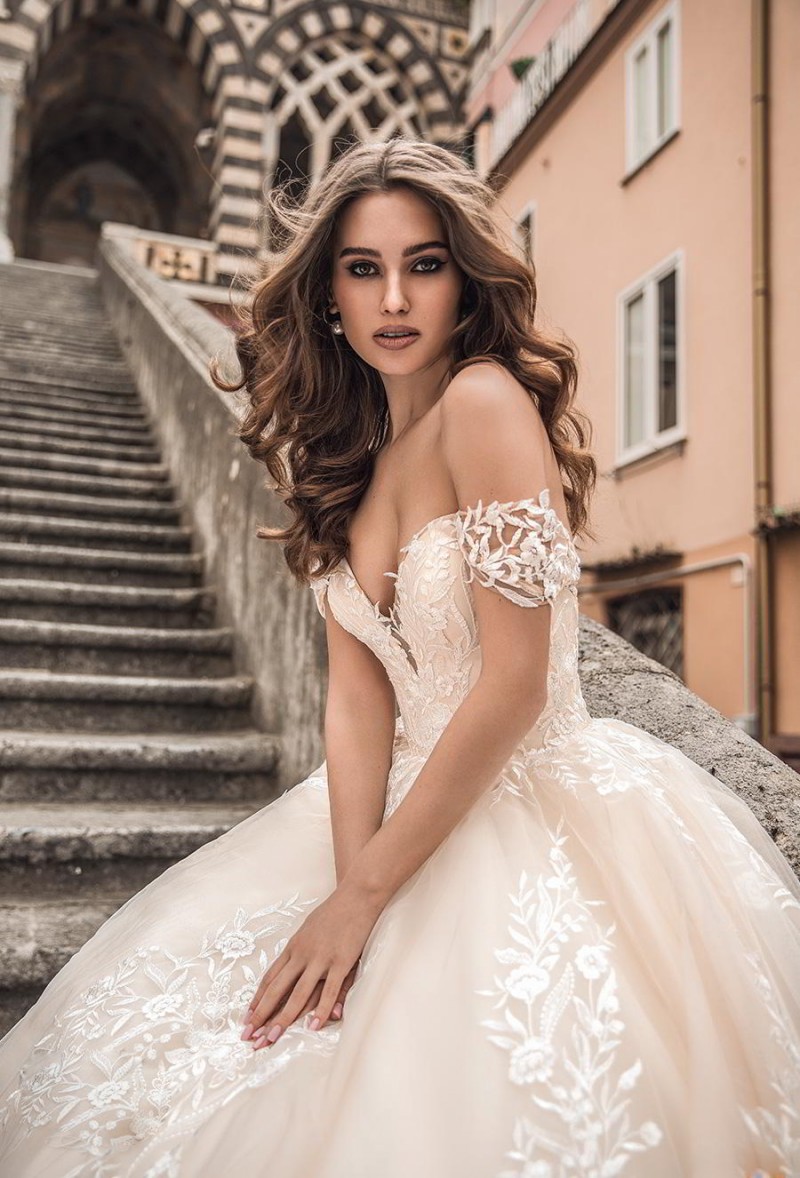La Petra 2019 Vintage Wedding Dresses Off The Shoulder Saudi Arabic Lace Appliqued Wedding Gowns Castle Court Train Bridal Dress