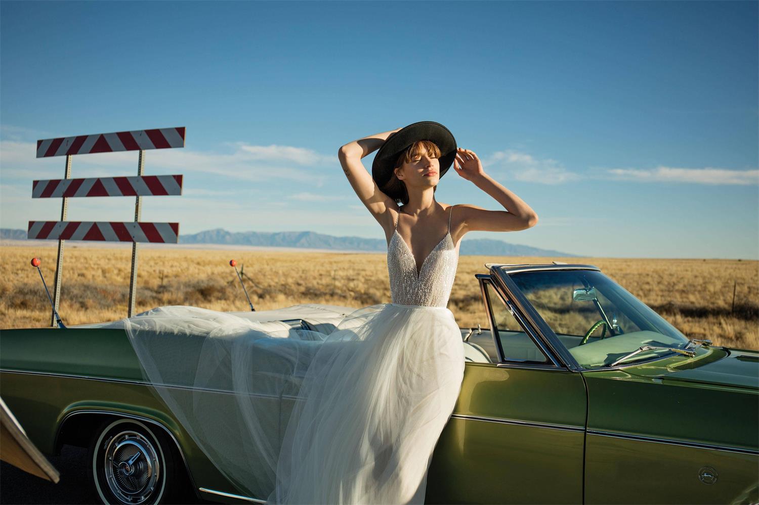 Sexy Spaghetti Straps Wedding Dresses Backless Sequined Chiffon Floor Length Bridal Gowns Summer Beach Wedding Dresses