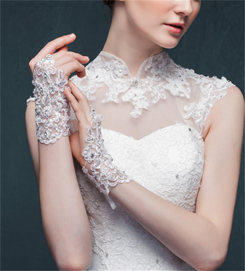 Lace Rhinestone Bridal Gloves Short Wrist Length Sequins Fingerless Wedding Accessories With Free Shipping