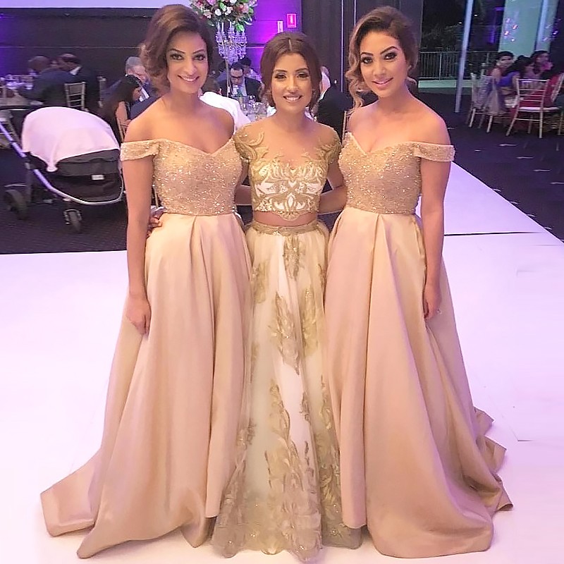 Off The Shoulder Champagne Bridesmaid Dresses A Line Beads Top Wedding Party Gowns Maid of Honor Dresses Plus Size MB070
Off The Shoulder Champagne Bridesmaid Dresses A Line Beads Top Wedding Party Gowns Maid of Honor Dresses Plus Size MB070