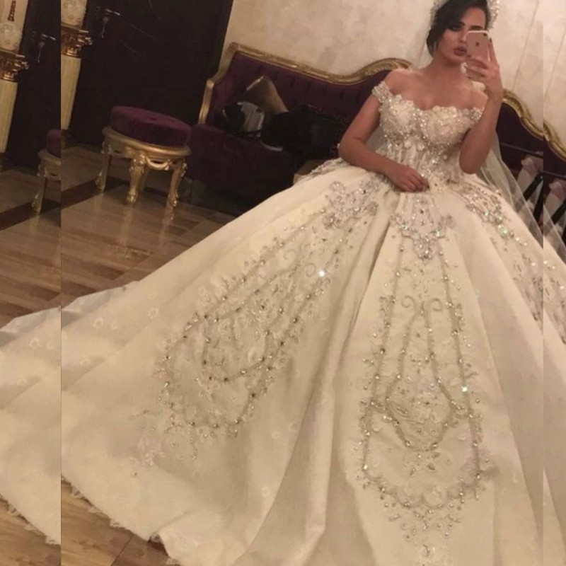 Luxury Rhinestone Saudi Wedding Dresses Crystal Beads Appliques Off Shoulder Wedidng Gown Glamorous Dubai Lace Ball Gown Wedding Dress, Silver
Luxury Rhinestone Saudi Wedding Dresses Crystal Beads Appliques Off Shoulder Wedidng Gown Glamorous Dubai Lace Ball Gown Wedding Dress, Silver