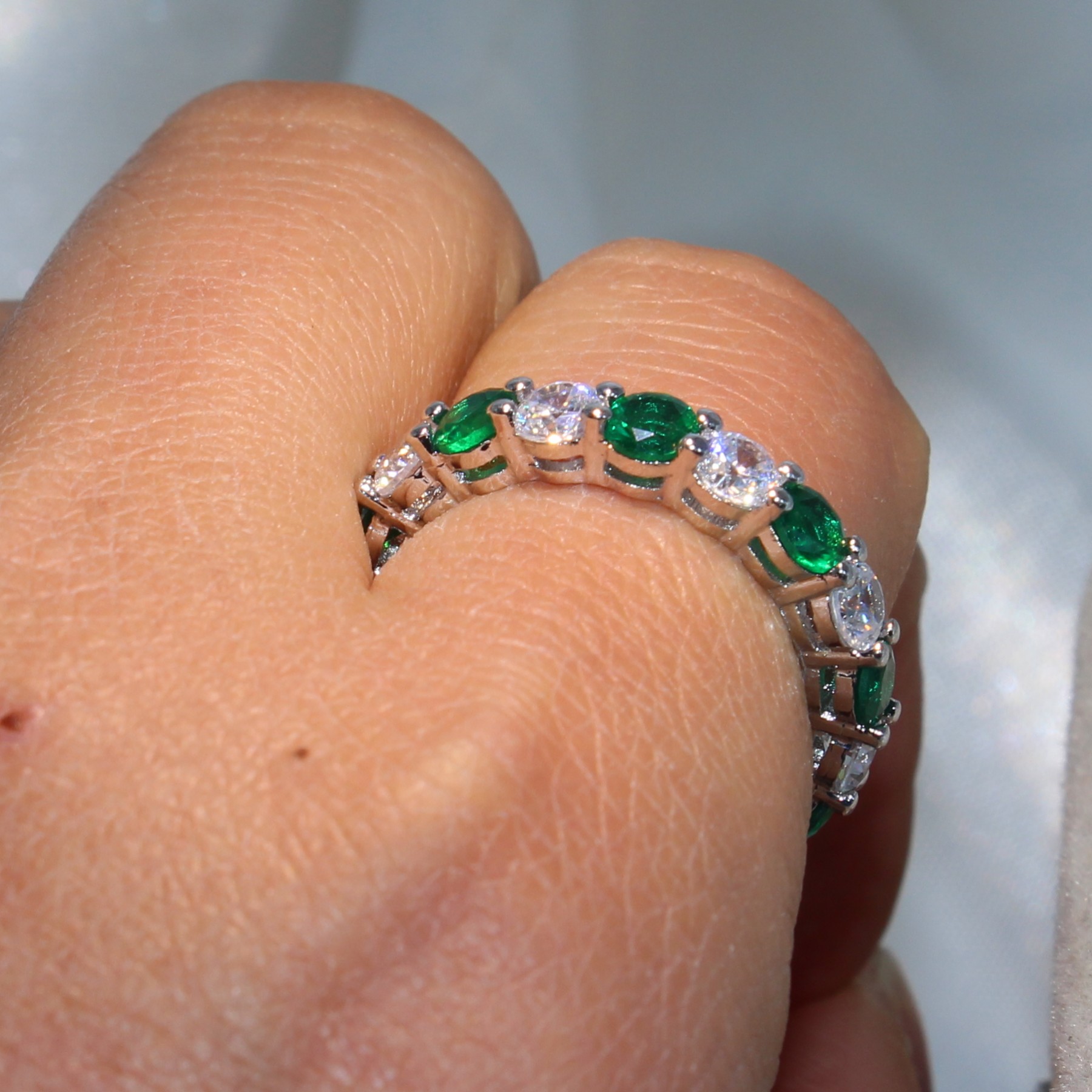 2025 Hot Sparkling Brand New Luxury Jewelry 925 Sterling Silver Round Cut Emerald Zirconia Popular Women Designer Wedding Band Circle Ring Gift CZ