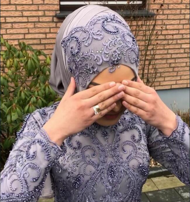 Evening dress Yousef aljasmi Kim kardashian Ball gown High neck Long sleeve Blue beads Crystals With scarf ZuhLair murad Ziadnakad
Evening dress Yousef aljasmi Kim kardashian Ball gown High neck Long sleeve Blue beads Crystals With scarf ZuhLair murad Ziadnakad