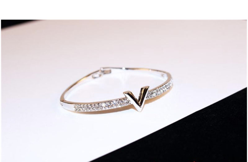 European Brand Letter V Bangle Bracelet Luxury Zircon Charms Bangles for Women Party Fine Jewelry Costume Accessories c37, Golden;silver
European Brand Letter V Bangle Bracelet Luxury Zircon Charms Bangles for Women Party Fine Jewelry Costume Accessories c37, Golden;silver