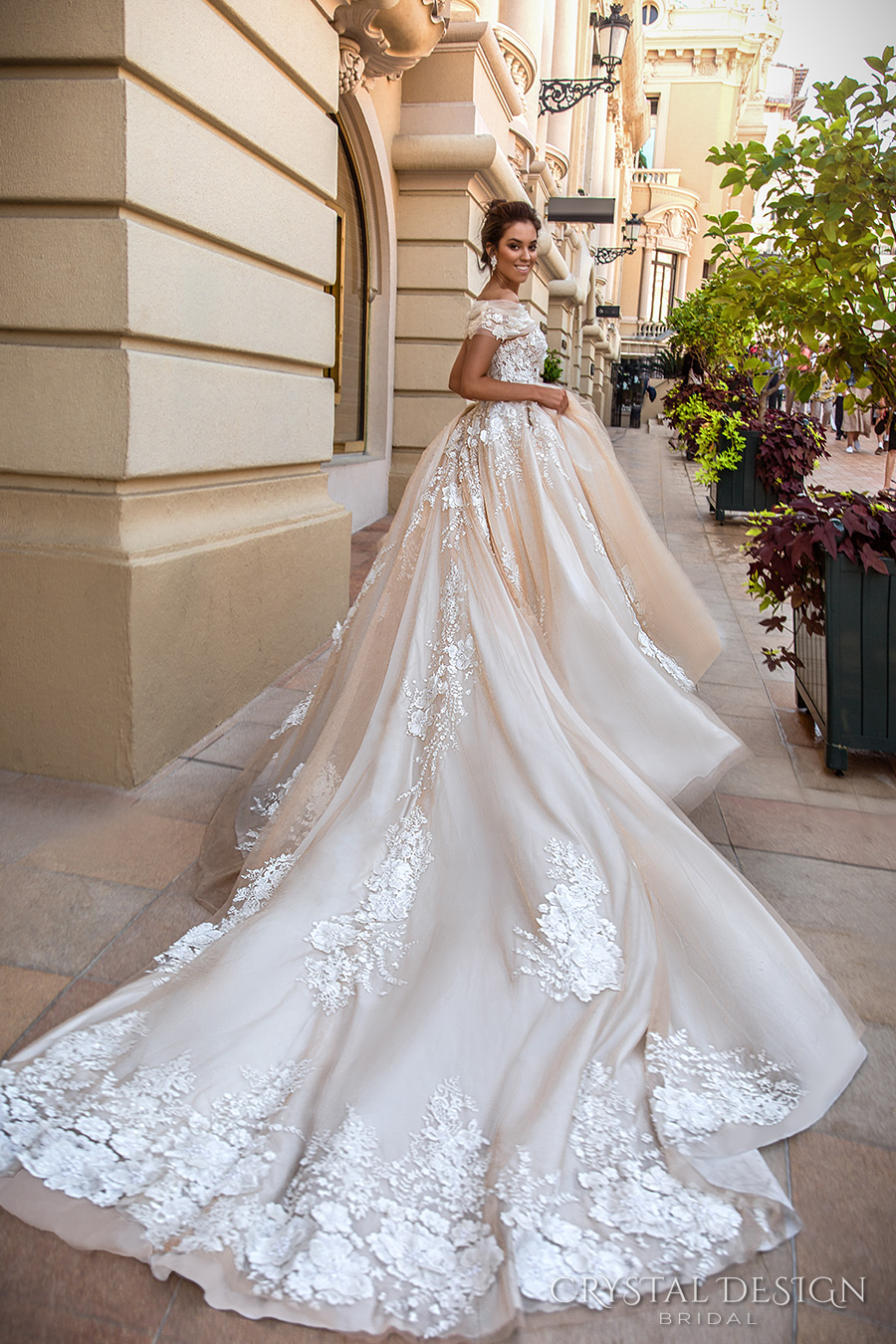 Crystals Design Gorgeous Wedding Dresses New A-Line Ruffles Sweetheart Lace Applique Gown Chapel Train Beautiful Bridal Dress