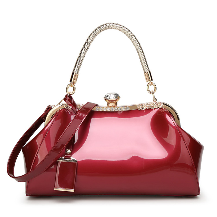 Sleek Diagonal-Patterned Luxury Purse Made of High-Quality Material