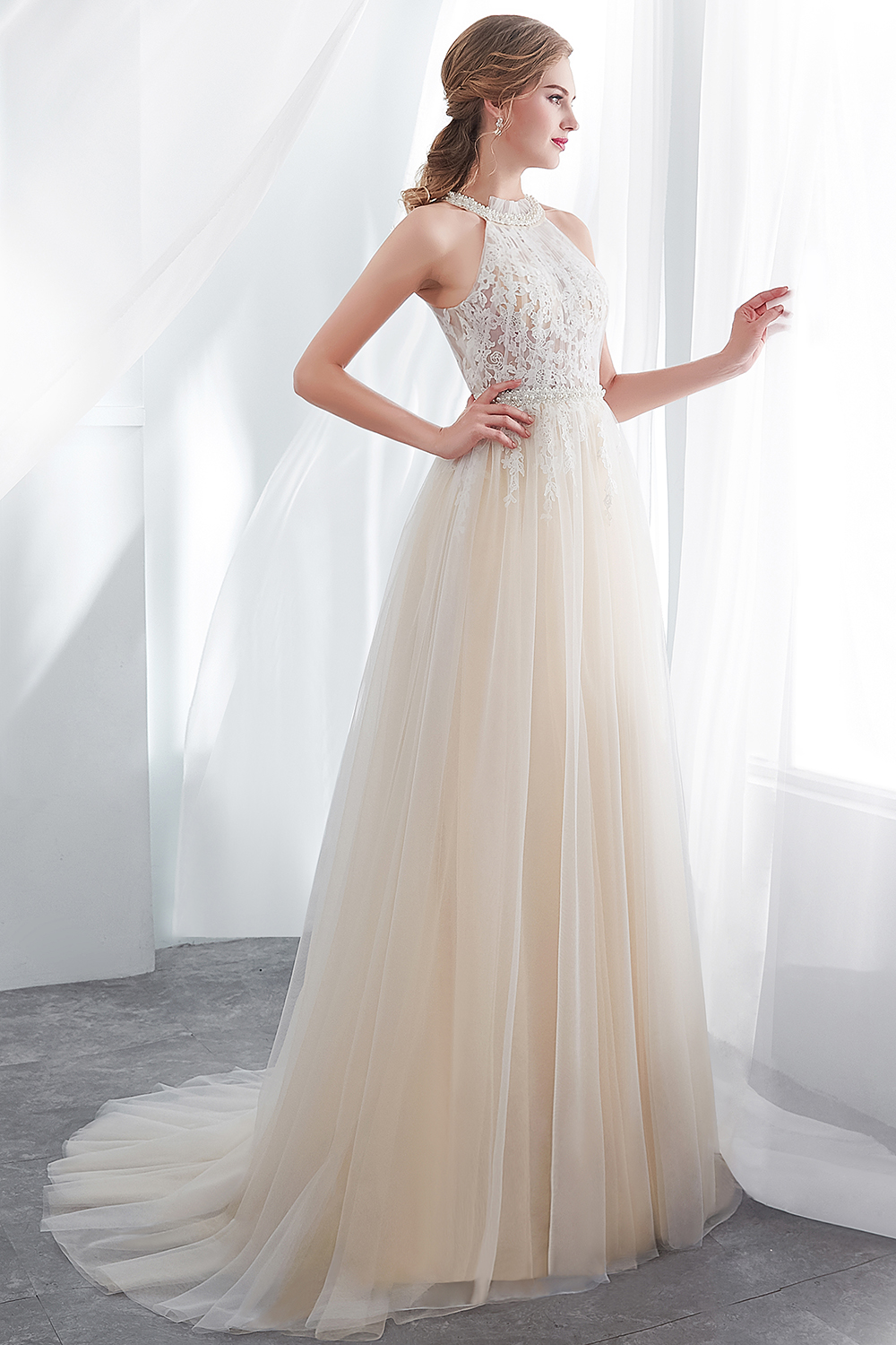 New Designer Champagne Halter Neck A Line Tulle Wedding Dresses Lace Appliqued Sleeveless Summer Beach Wedding Bridal Gowns CPS1011