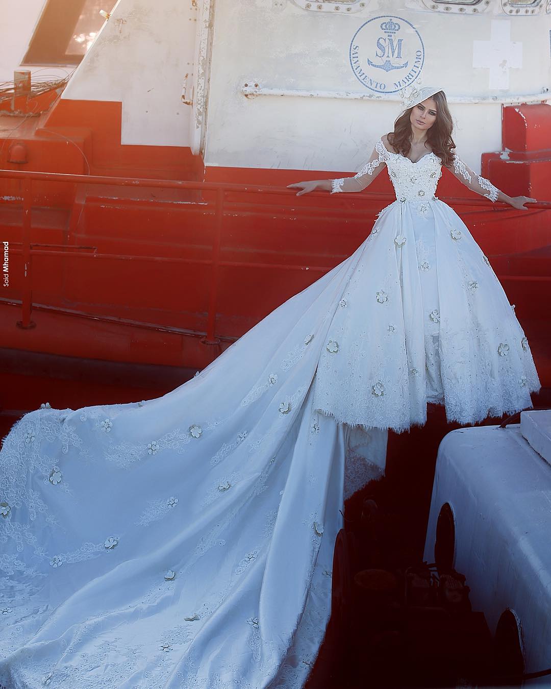 Gorgeous Chapel Train Wedding Dresses Off Shoulder Beads Lace Applique Long Sleeves Bridal Dress Charming A-Line Saudi Arabia Wedding Dress